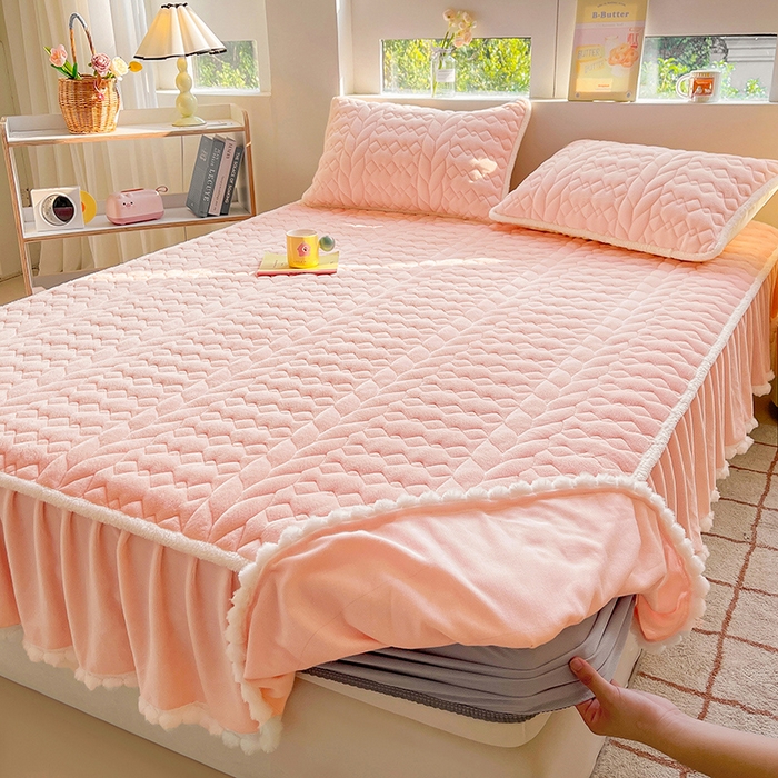 91家纺网 家纺一手货源 找家纺 眠势力 2025新款牛奶绒床笠夹棉加厚保暖床垫保护套韩版床裙床笠二合一毛球球带裙边款 奶油粉-毛球款