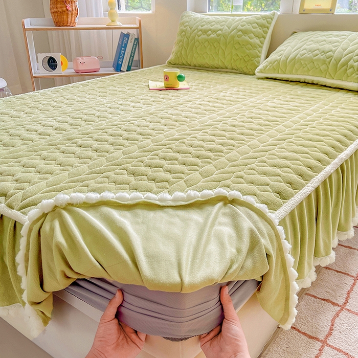91家纺网 家纺一手货源 找家纺 眠势力 2025新款牛奶绒床笠夹棉加厚保暖床垫保护套韩版床裙床笠二合一毛球球带裙边款 抹茶绿-毛球款