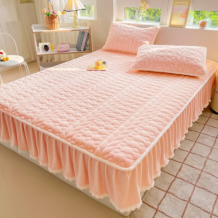 91家纺网 家纺一手货源 找家纺 眠势力 2025新款牛奶绒床笠夹棉加厚保暖床垫保护套韩版床裙床笠二合一毛球球带裙边款 奶油粉-毛球款