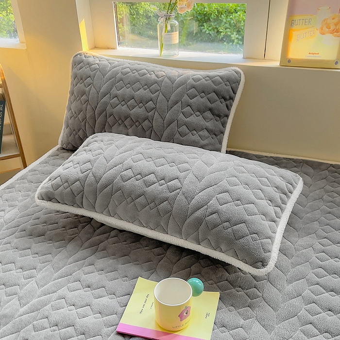 91家纺网 家纺一手货源 找家纺 眠势力 2025新款牛奶绒床笠夹棉加厚保暖床垫保护套韩版床裙床笠二合一毛球球带裙边款 深空灰-毛球款