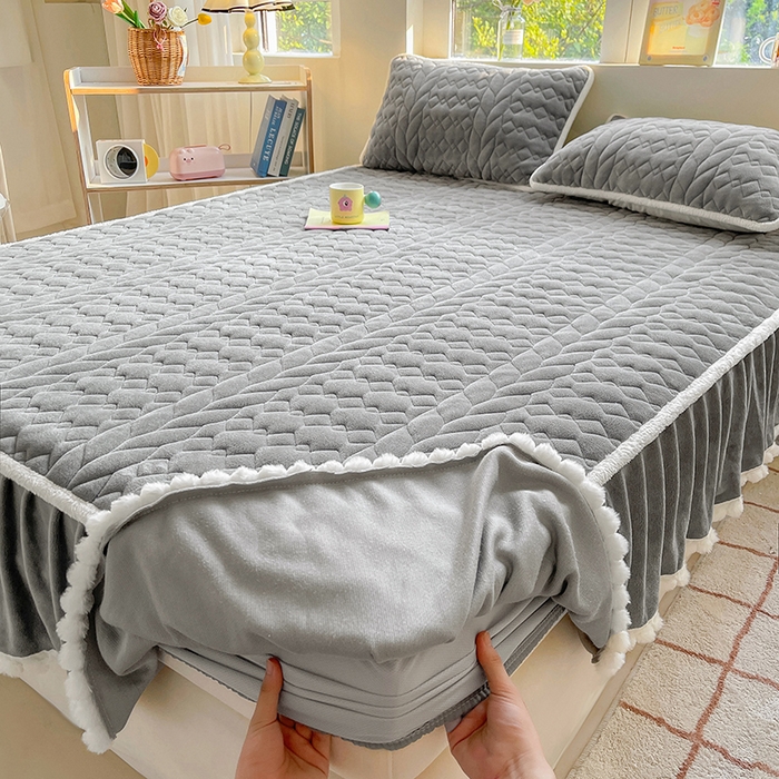 91家纺网 家纺一手货源 找家纺 眠势力 2025新款牛奶绒床笠夹棉加厚保暖床垫保护套韩版床裙床笠二合一毛球球带裙边款 深空灰-毛球款