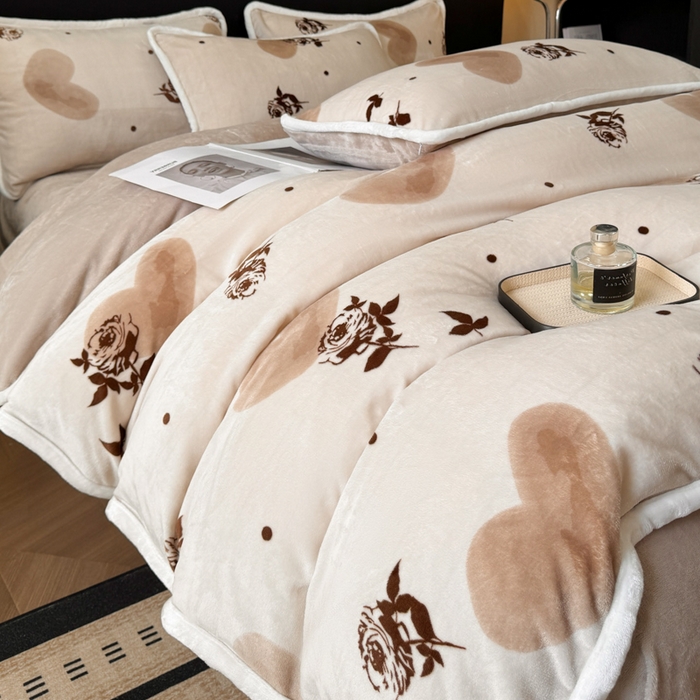 91家纺网 家纺一手货源 找家纺 诺梵2025新款牛8斤奶绒印花包边四件套玫瑰恋