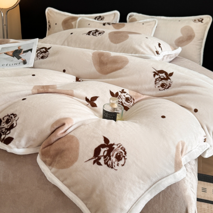 91家纺网 家纺一手货源 找家纺 诺梵2025新款牛8斤奶绒印花包边四件套玫瑰恋