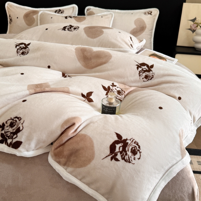 91家纺网 家纺一手货源 找家纺 诺梵2025新款牛8斤奶绒印花包边四件套玫瑰恋