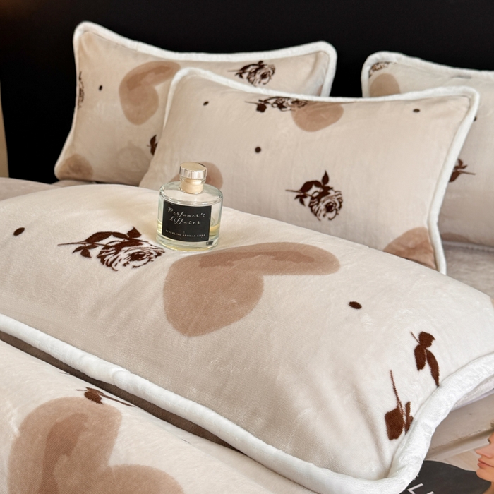 91家纺网 家纺一手货源 找家纺 诺梵2025新款牛8斤奶绒印花包边四件套玫瑰恋