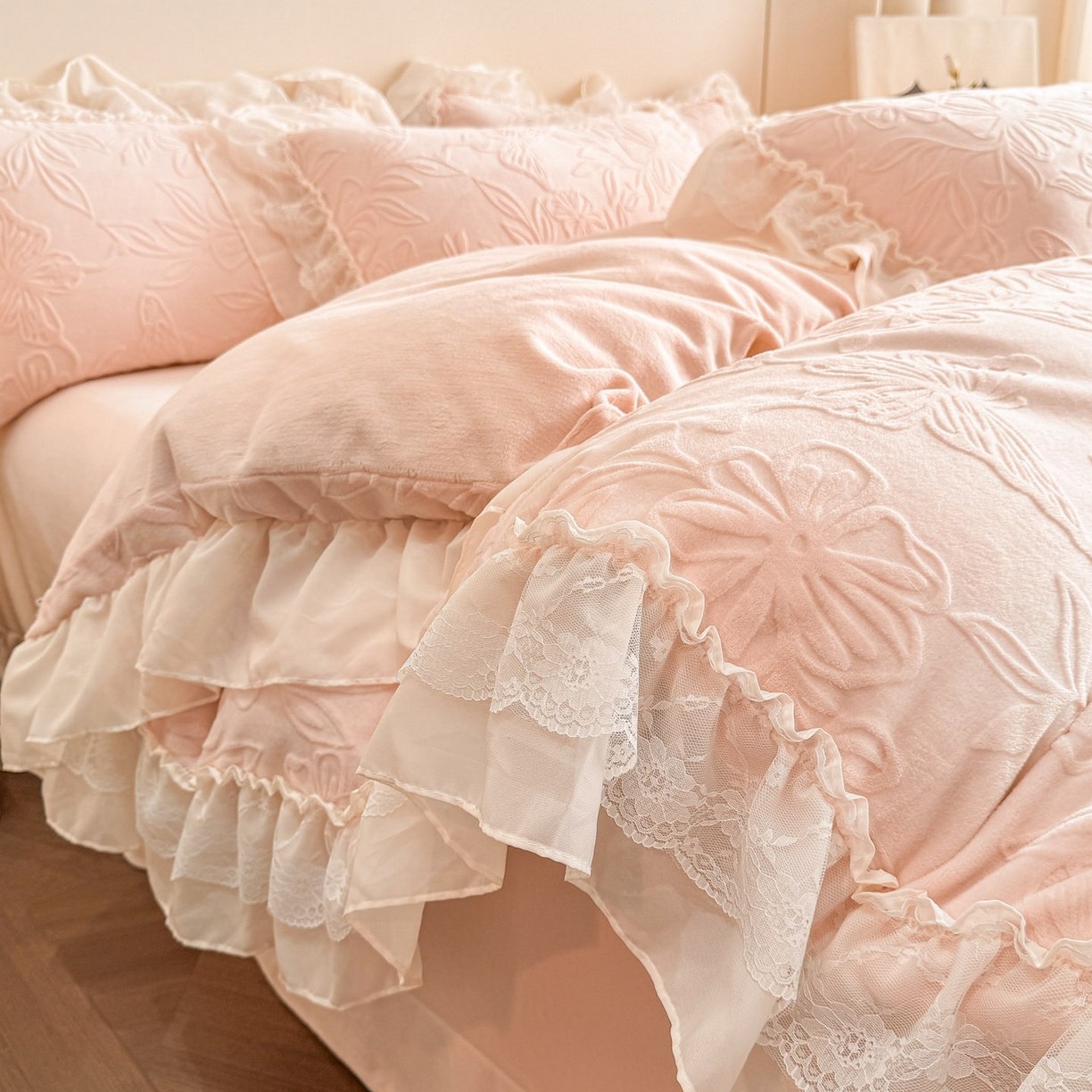 91家纺网 家纺一手货源 找家纺 （总）爱家（原缔乐家纺） 2025新款A类牛奶雕花绒四件套 花野漫屿系列（床盖加20）