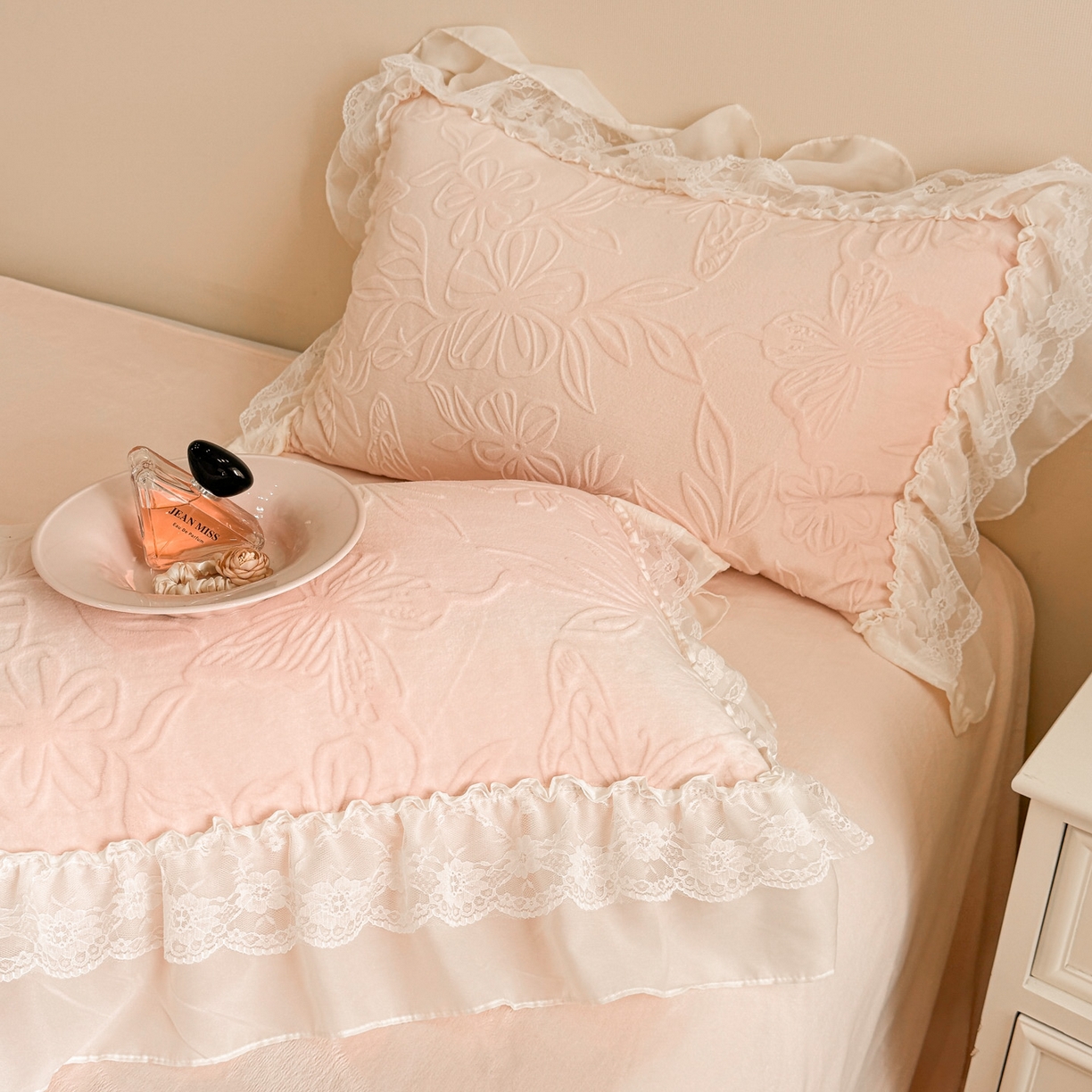 91家纺网 家纺一手货源 找家纺 （总）爱家（原缔乐家纺） 2025新款A类牛奶雕花绒四件套 花野漫屿系列（床盖加20）