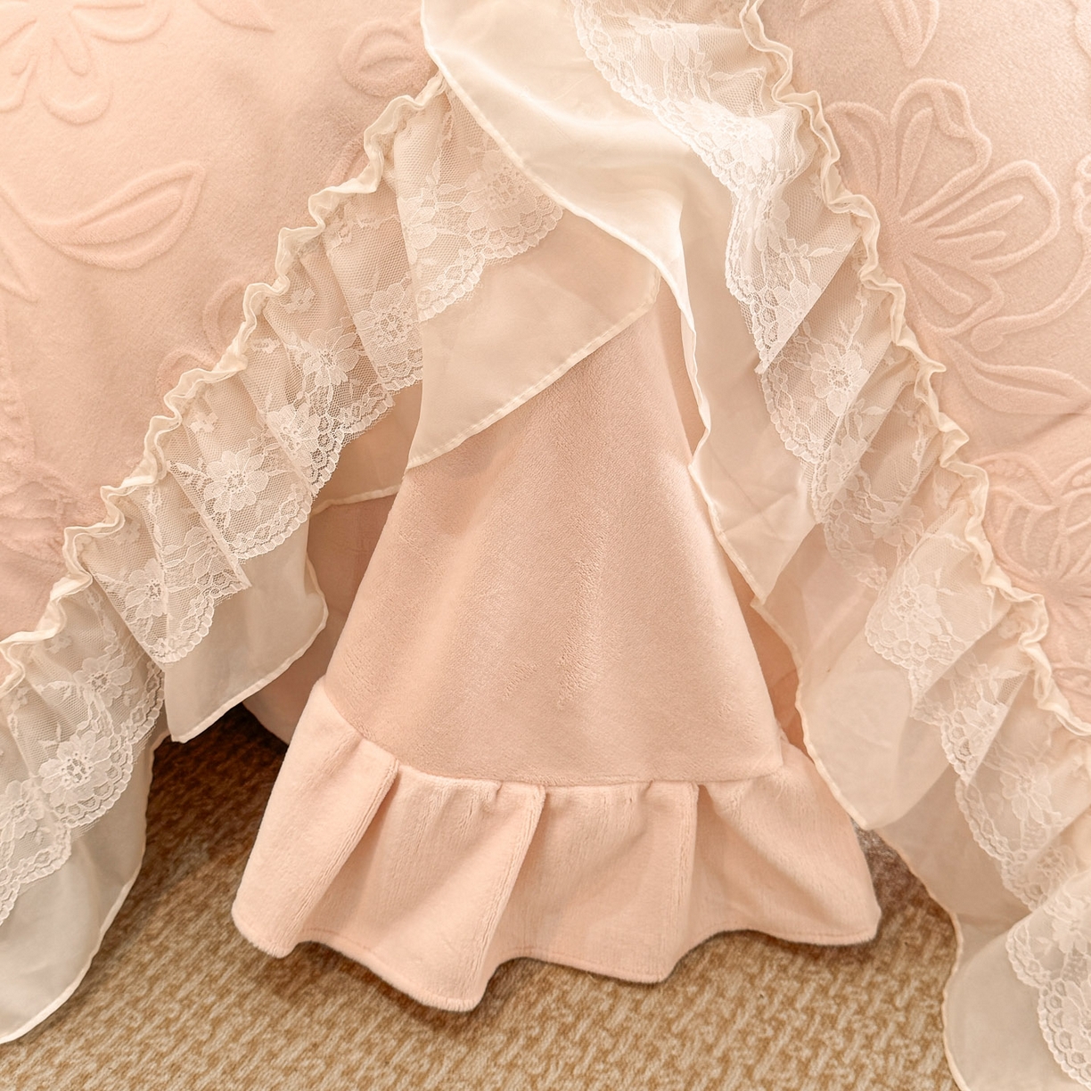 91家纺网 家纺一手货源 找家纺 （总）爱家（原缔乐家纺） 2025新款A类牛奶雕花绒四件套 花野漫屿系列（床盖加20）