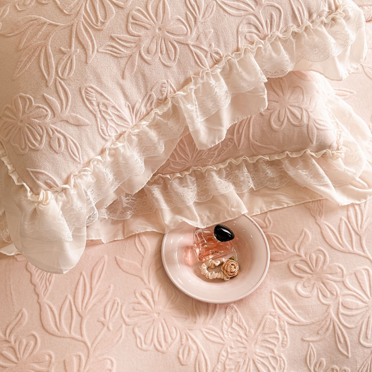 91家纺网 家纺一手货源 找家纺 （总）爱家（原缔乐家纺） 2025新款A类牛奶雕花绒四件套 花野漫屿系列（床盖加20）