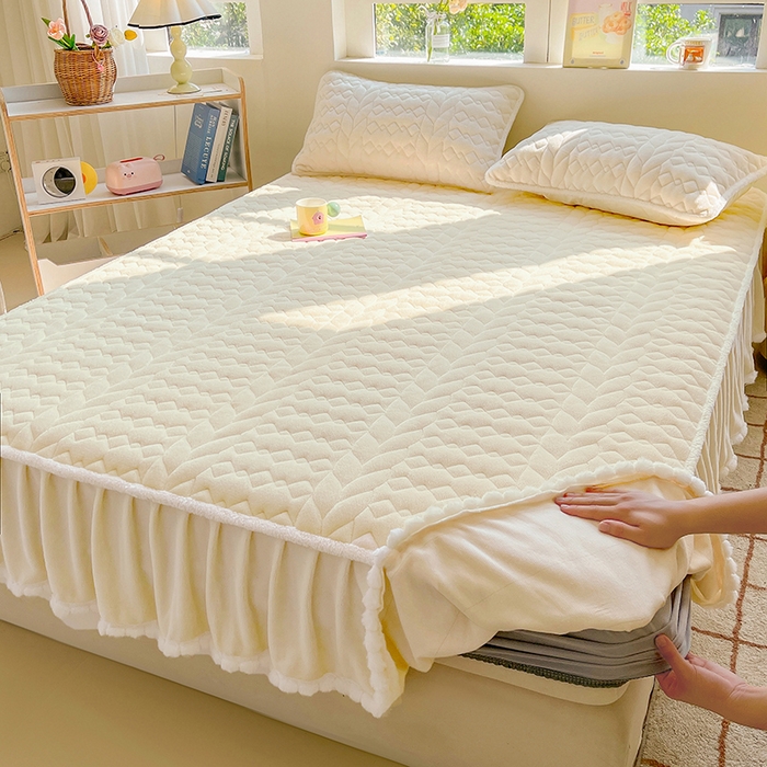 91家纺网 家纺一手货源 找家纺 眠势力 2025新款牛奶绒床笠夹棉加厚保暖床垫保护套韩版床裙床笠二合一毛球球带裙边款 奶白-毛球款