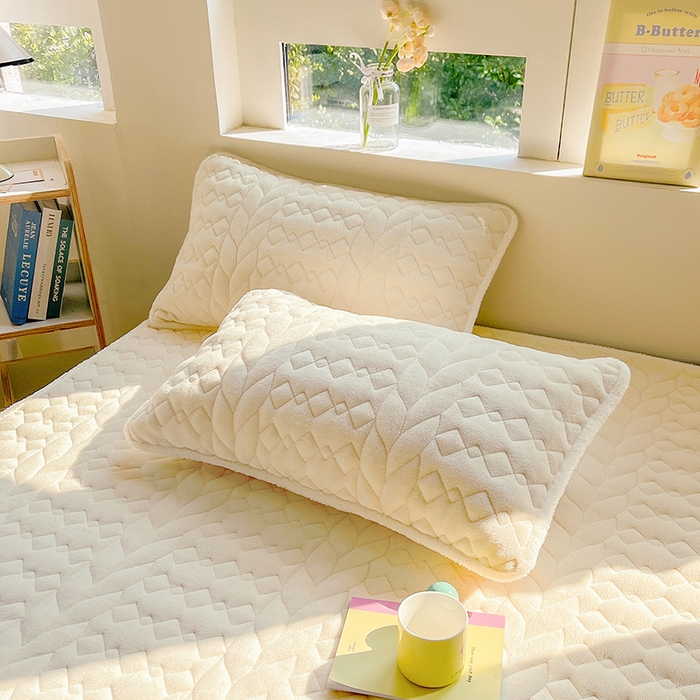 91家纺网 家纺一手货源 找家纺 眠势力 2025新款牛奶绒床笠夹棉加厚保暖床垫保护套韩版床裙床笠二合一毛球球带裙边款 奶白-毛球款