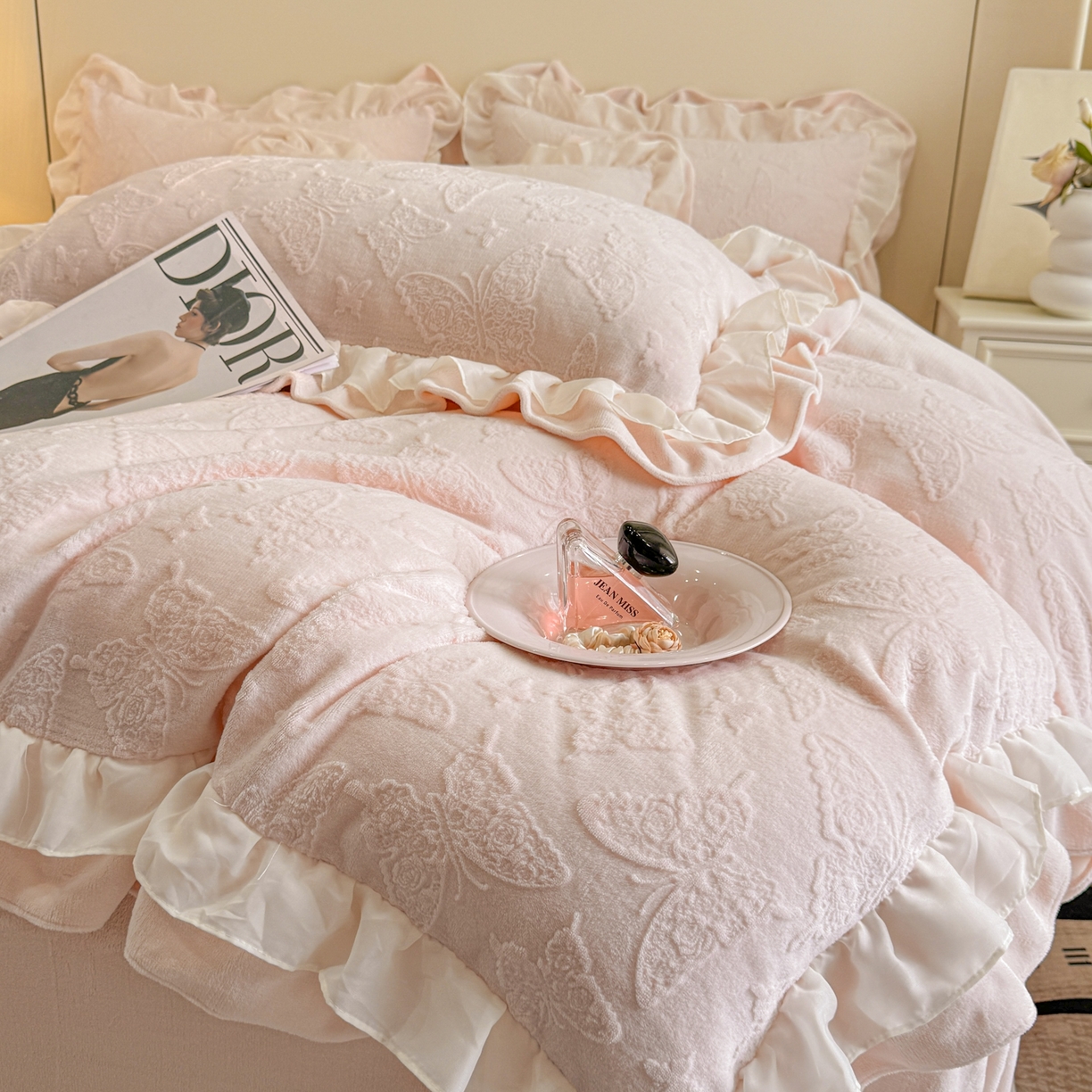 91家纺网 家纺一手货源 找家纺 （总）爱家（原缔乐家纺） 2025新款A类牛奶雕花绒四件套 山茶花-蝴蝶之恋系列（床盖加20）
