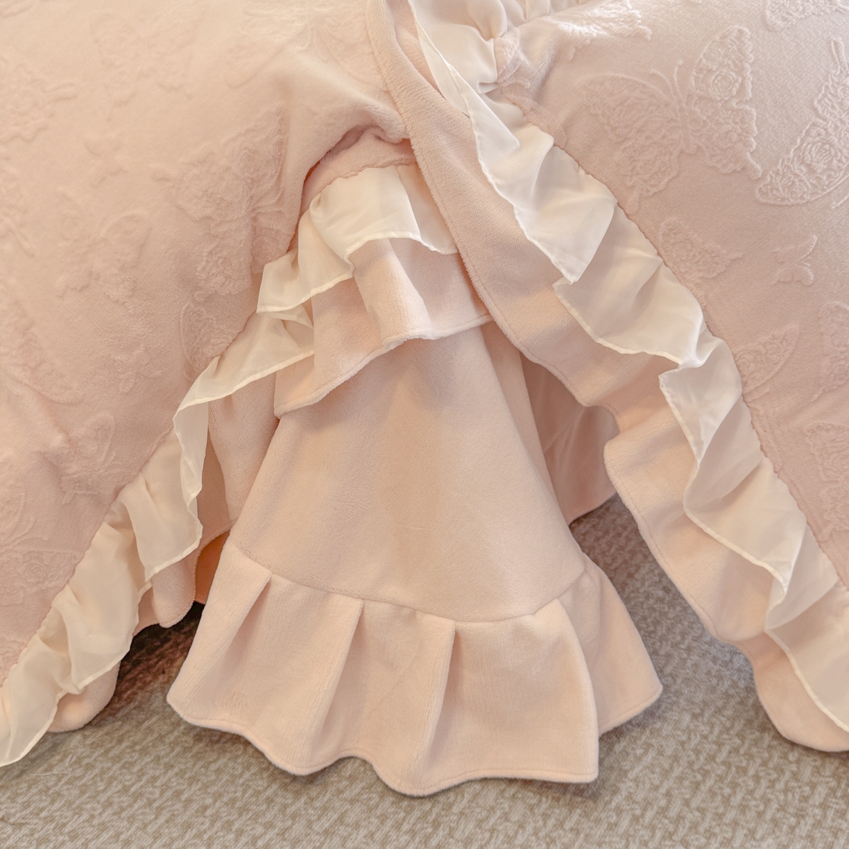 91家纺网 家纺一手货源 找家纺 （总）爱家（原缔乐家纺） 2025新款A类牛奶雕花绒四件套 山茶花-蝴蝶之恋系列（床盖加20）