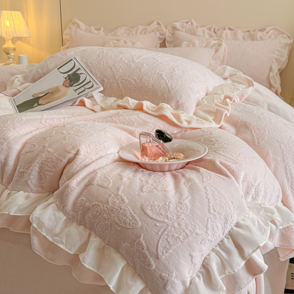 91家纺网 家纺一手货源 找家纺 （总）爱家（原缔乐家纺） 2025新款A类牛奶雕花绒四件套 山茶花-蝴蝶之恋系列（床盖加20）