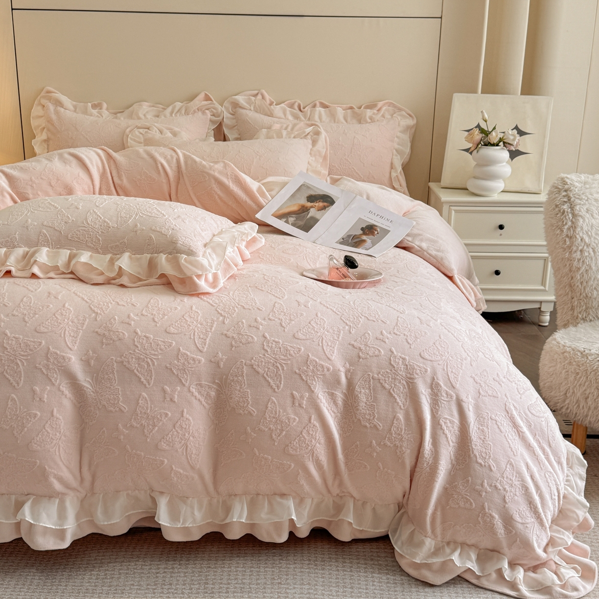 91家纺网 家纺一手货源 找家纺 （总）爱家（原缔乐家纺） 2025新款A类牛奶雕花绒四件套 山茶花-蝴蝶之恋系列（床盖加20）