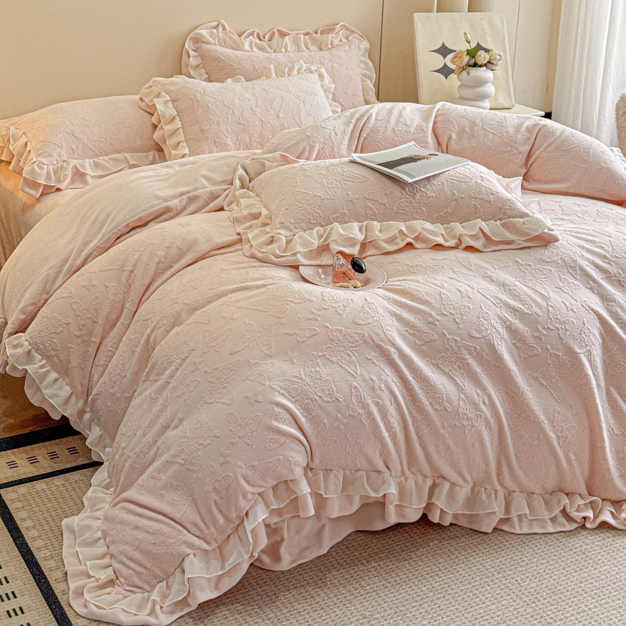 91家纺网 家纺一手货源 找家纺 （总）爱家（原缔乐家纺） 2025新款A类牛奶雕花绒四件套 山茶花-蝴蝶之恋系列（床盖加20）