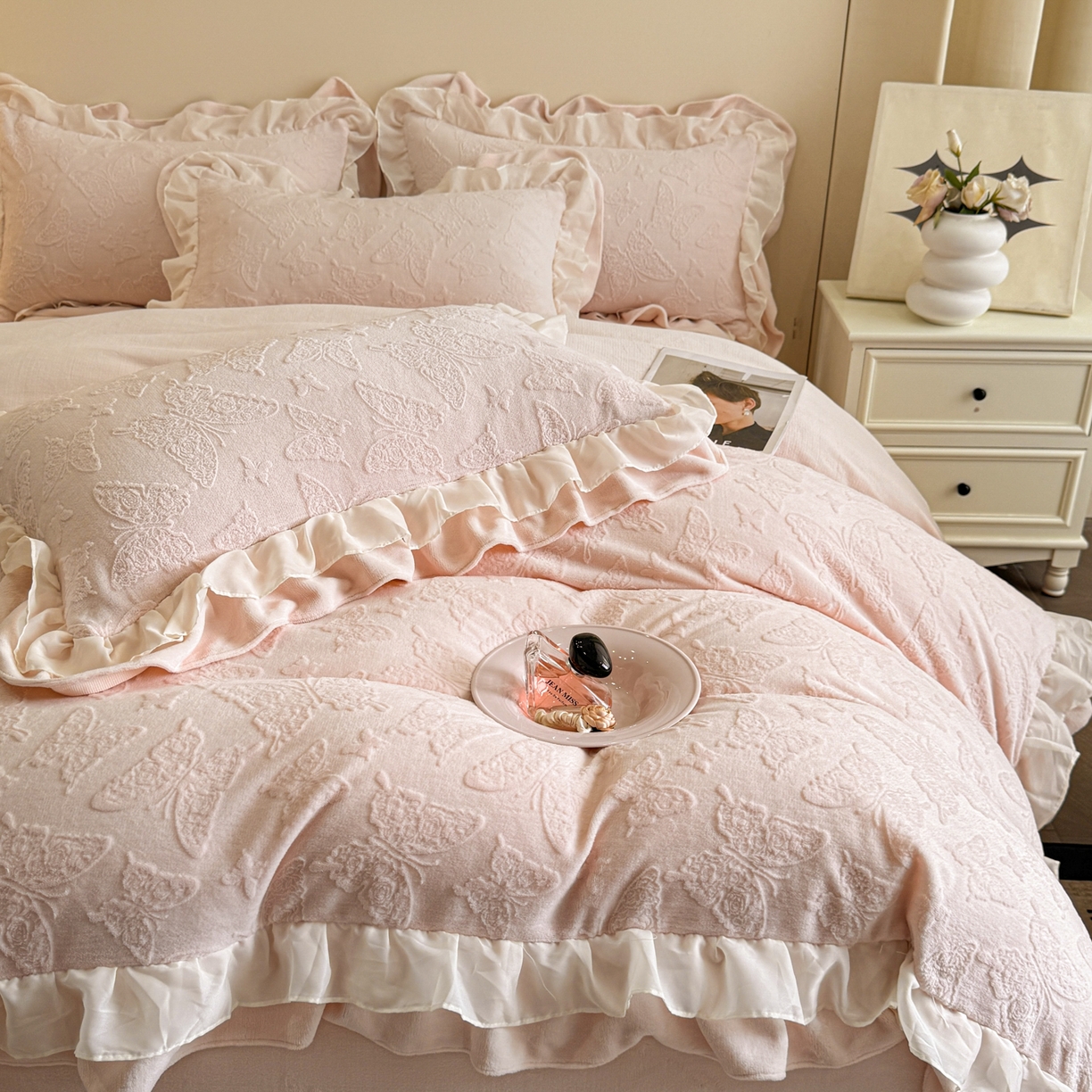 91家纺网 家纺一手货源 找家纺 （总）爱家（原缔乐家纺） 2025新款A类牛奶雕花绒四件套 山茶花-蝴蝶之恋系列（床盖加20）