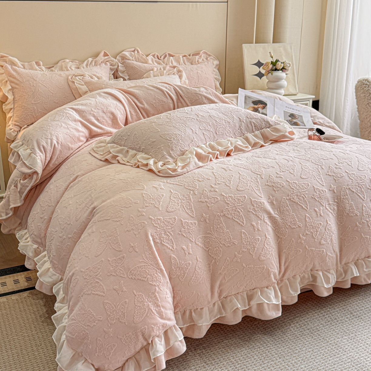 91家纺网 家纺一手货源 找家纺 （总）爱家（原缔乐家纺） 2025新款A类牛奶雕花绒四件套 山茶花-蝴蝶之恋系列（床盖加20）