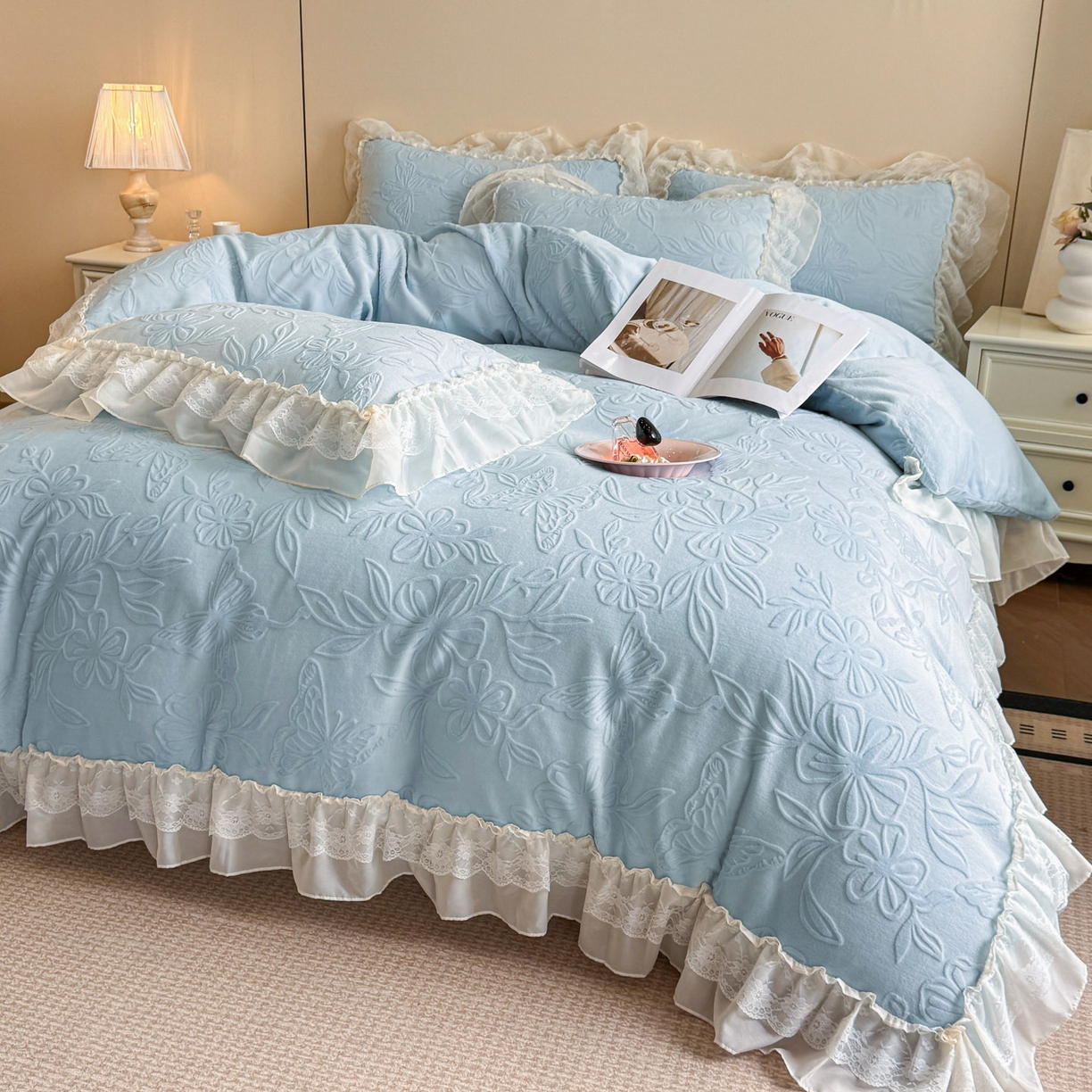 91家纺网 家纺一手货源 找家纺 （总）爱家（原缔乐家纺） 2025新款A类牛奶雕花绒四件套 花野漫屿系列（床盖加20）