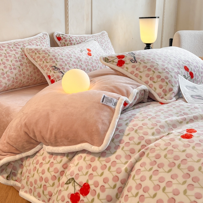 91家纺网 家纺一手货源 找家纺 诺梵2025新款牛8斤奶绒印花包边四件套汐颜