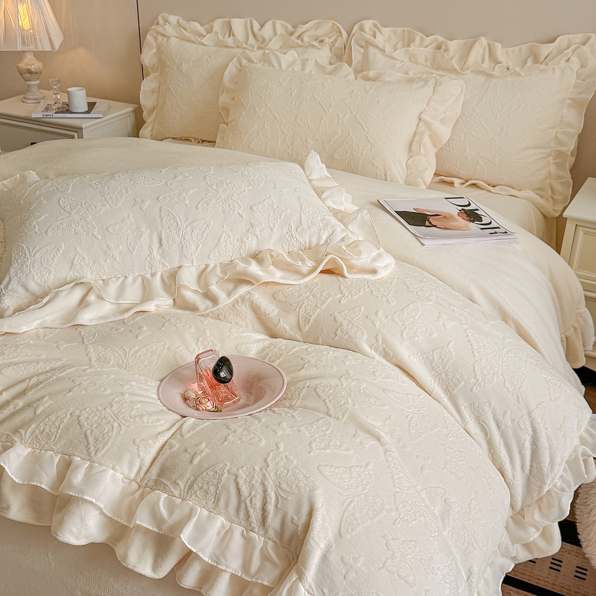 91家纺网 家纺一手货源 找家纺 （总）爱家（原缔乐家纺） 2025新款A类牛奶雕花绒四件套 山茶花-蝴蝶之恋系列（床盖加20）