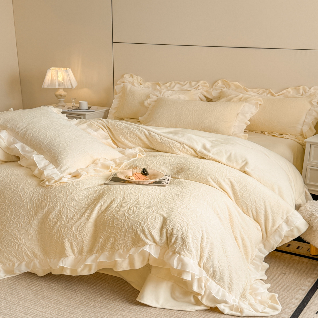 91家纺网 家纺一手货源 找家纺 （总）爱家（原缔乐家纺） 2025新款A类牛奶雕花绒四件套 山茶花-蝴蝶之恋系列（床盖加20）