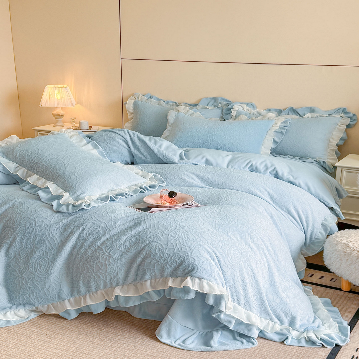 91家纺网 家纺一手货源 找家纺 （总）爱家（原缔乐家纺） 2025新款A类牛奶雕花绒四件套 山茶花-蝴蝶之恋系列（床盖加20）