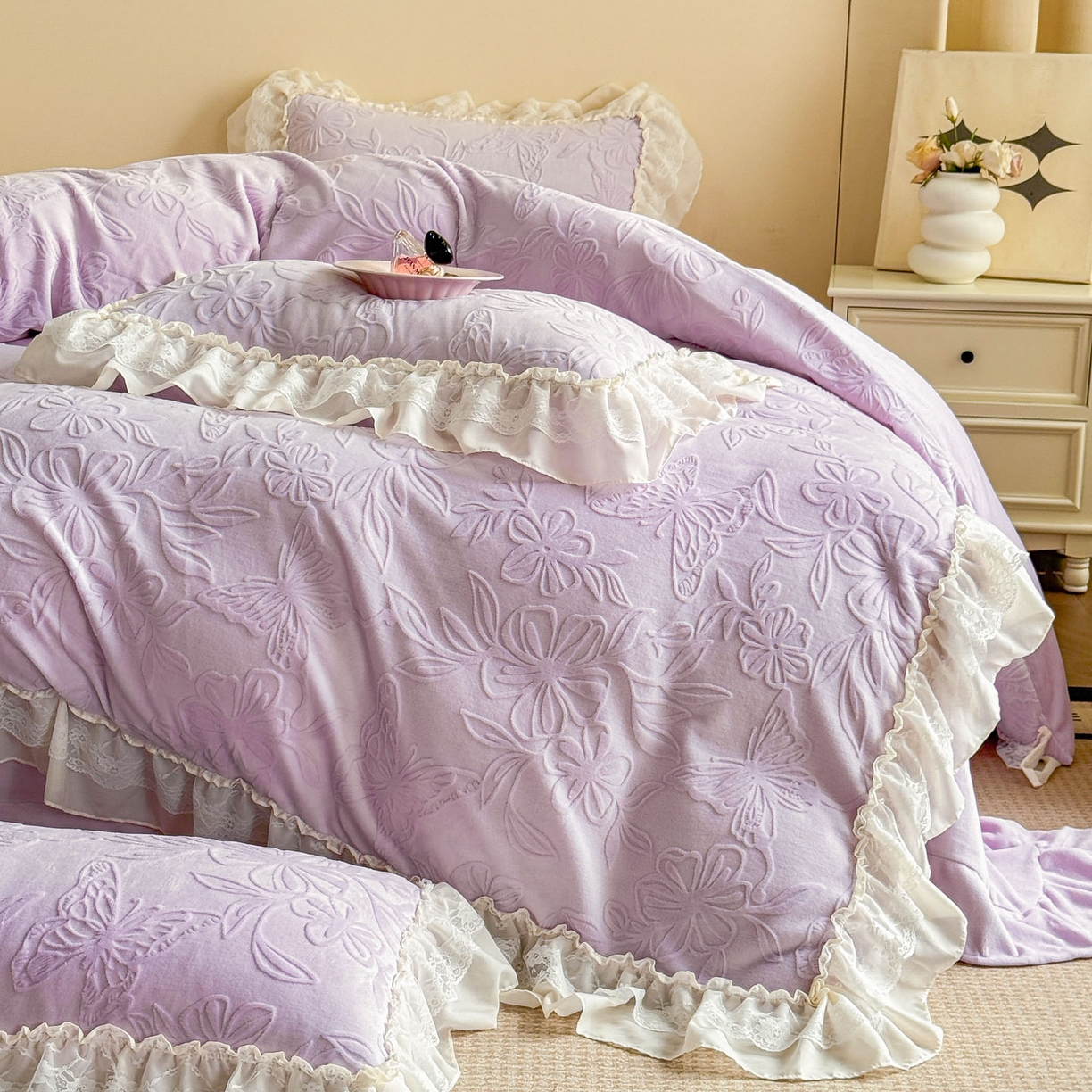 91家纺网 家纺一手货源 找家纺 爱家（原缔乐家纺） 2025新款A类牛奶雕花绒四件套 花野漫屿系列 花野漫屿-梦幻紫