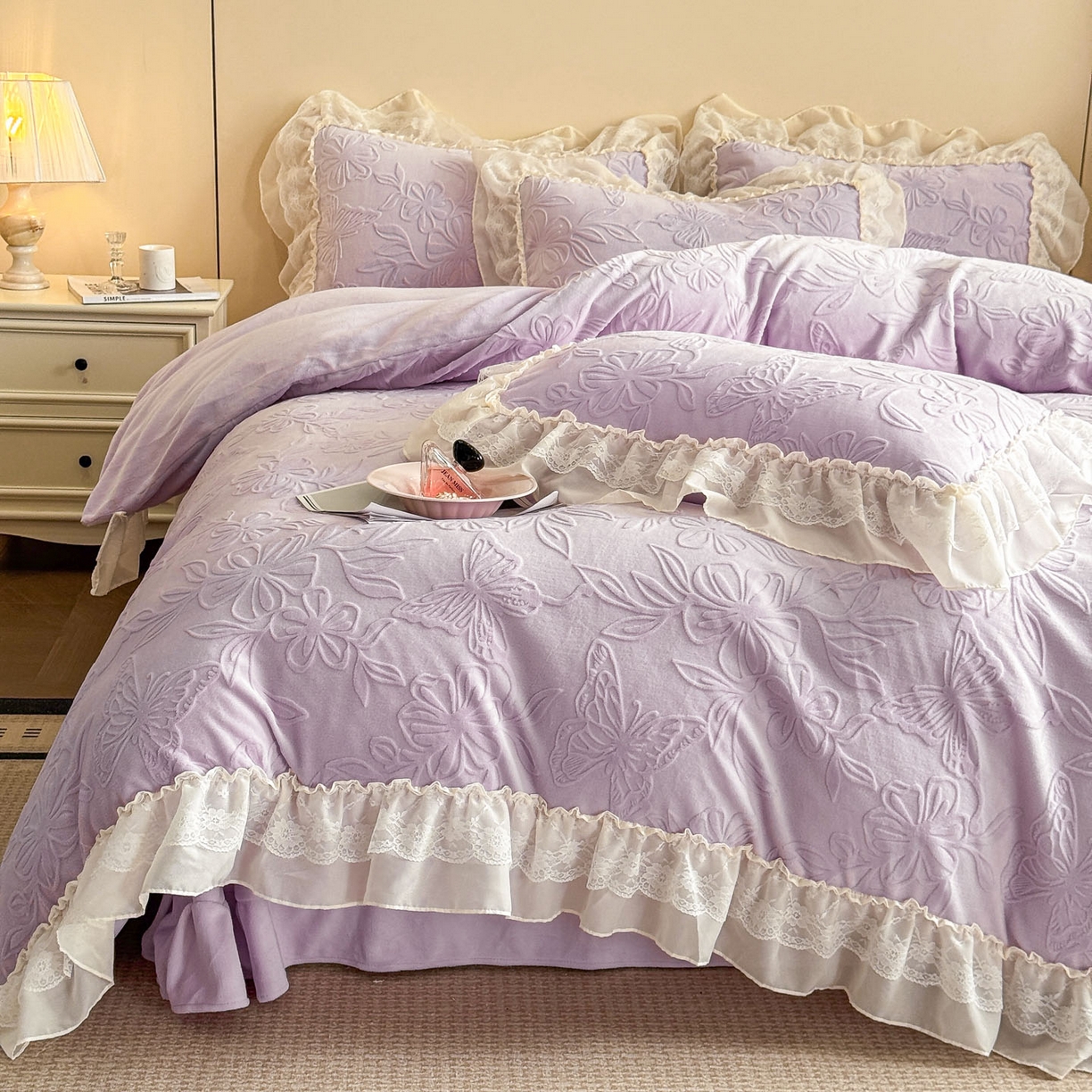 91家纺网 家纺一手货源 找家纺 爱家（原缔乐家纺） 2025新款A类牛奶雕花绒四件套 花野漫屿系列 花野漫屿-梦幻紫