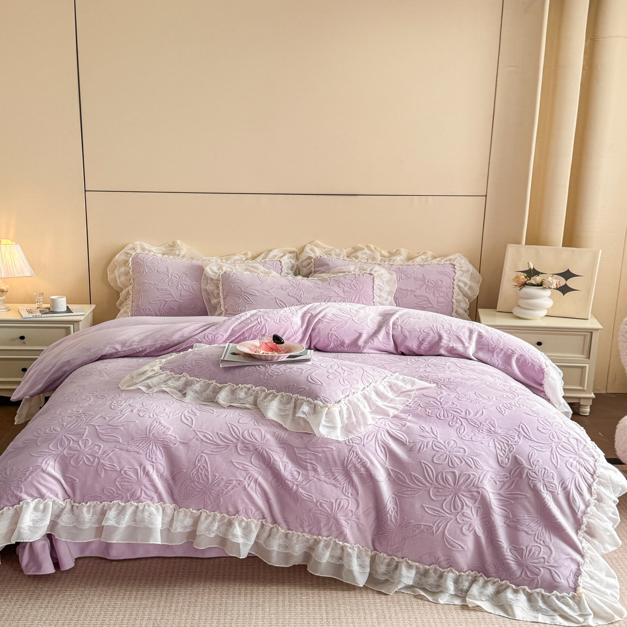 91家纺网 家纺一手货源 找家纺 爱家（原缔乐家纺） 2025新款A类牛奶雕花绒四件套 花野漫屿系列 花野漫屿-梦幻紫