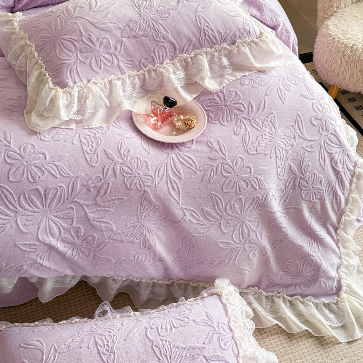 91家纺网 家纺一手货源 找家纺 爱家（原缔乐家纺） 2025新款A类牛奶雕花绒四件套 花野漫屿系列 花野漫屿-梦幻紫