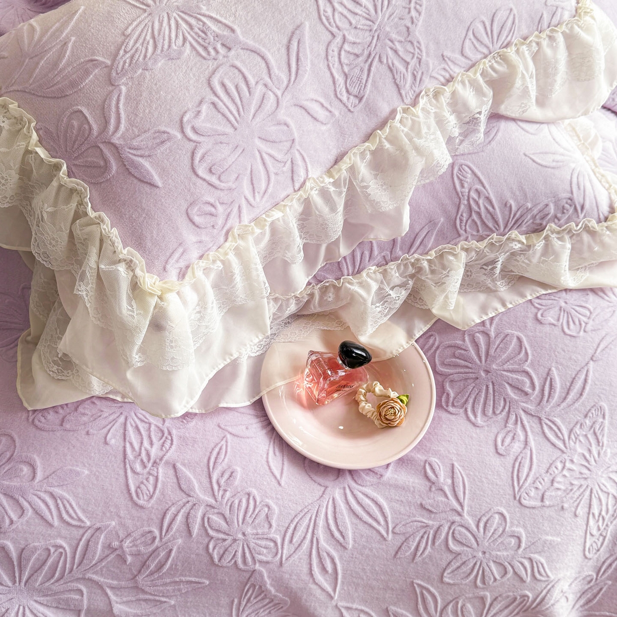 91家纺网 家纺一手货源 找家纺 爱家（原缔乐家纺） 2025新款A类牛奶雕花绒四件套 花野漫屿系列 花野漫屿-梦幻紫