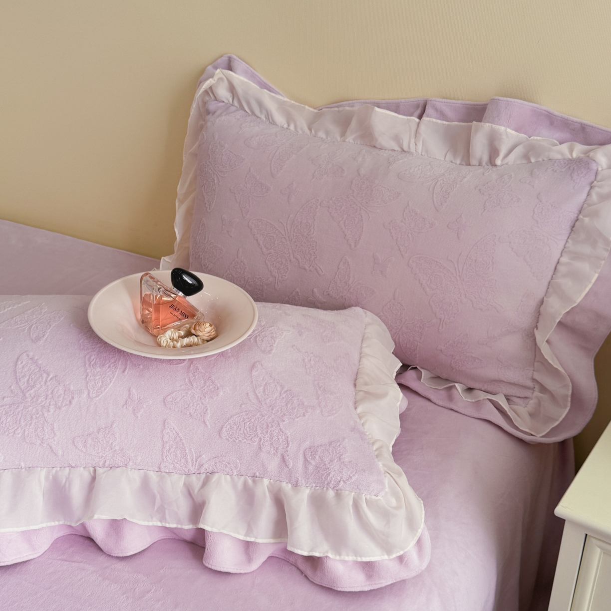 91家纺网 家纺一手货源 找家纺 爱家（原缔乐家纺） 2025新款A类牛奶雕花绒四件套 山茶花-蝴蝶之恋系列 蝴蝶之恋-梦幻紫