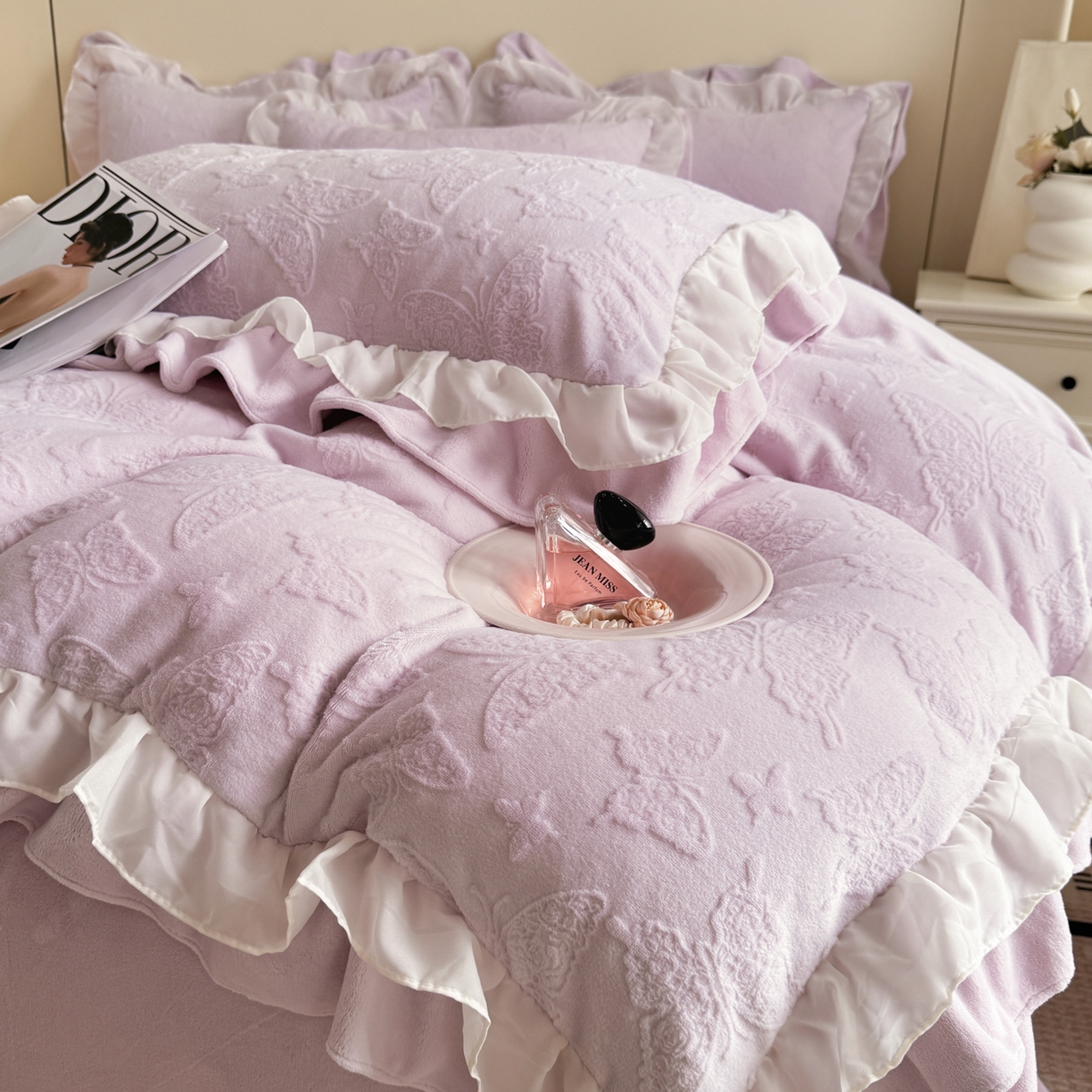 91家纺网 家纺一手货源 找家纺 爱家（原缔乐家纺） 2025新款A类牛奶雕花绒四件套 山茶花-蝴蝶之恋系列 蝴蝶之恋-梦幻紫
