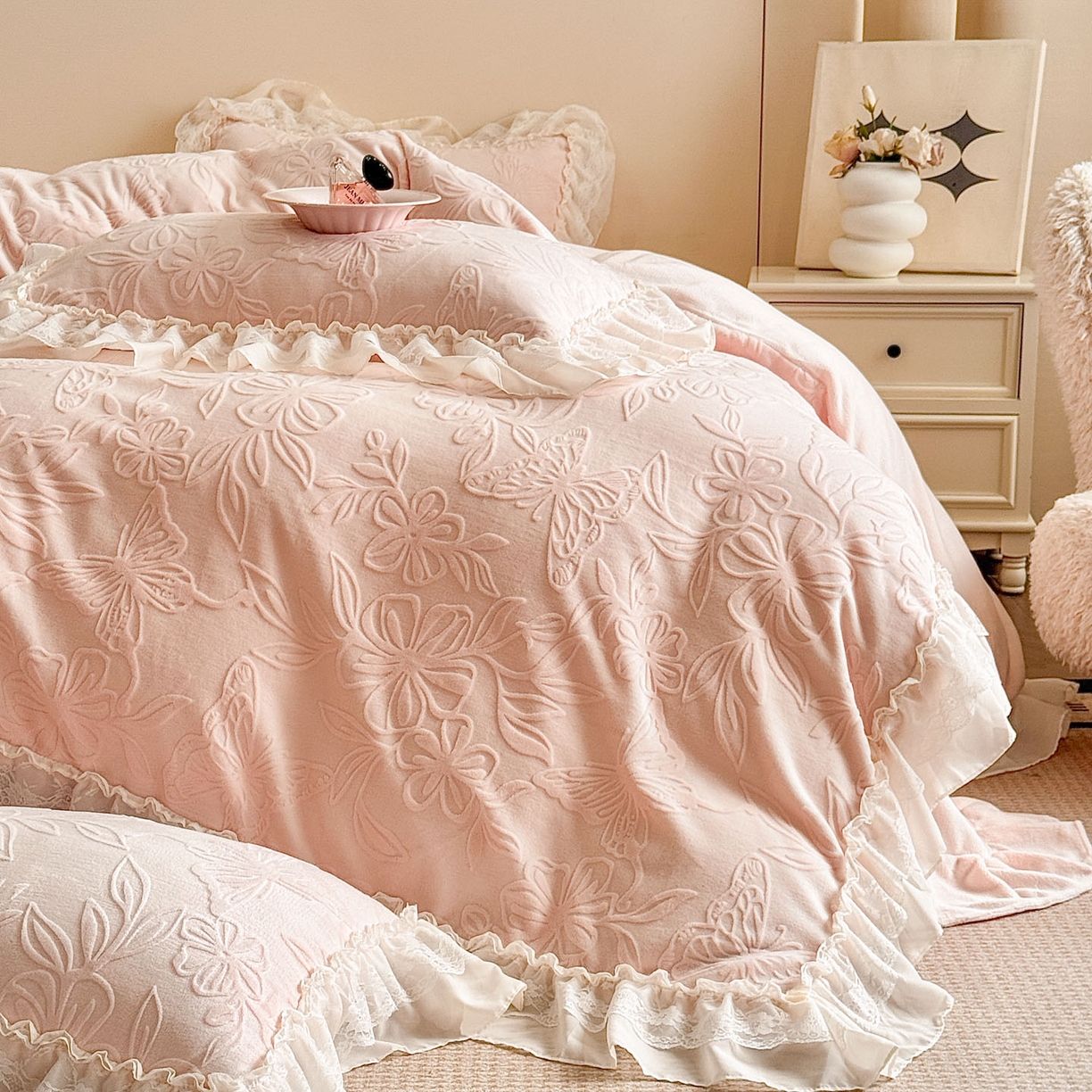 91家纺网 家纺一手货源 找家纺 爱家（原缔乐家纺） 2025新款A类牛奶雕花绒四件套 花野漫屿系列 花野漫屿-公主粉