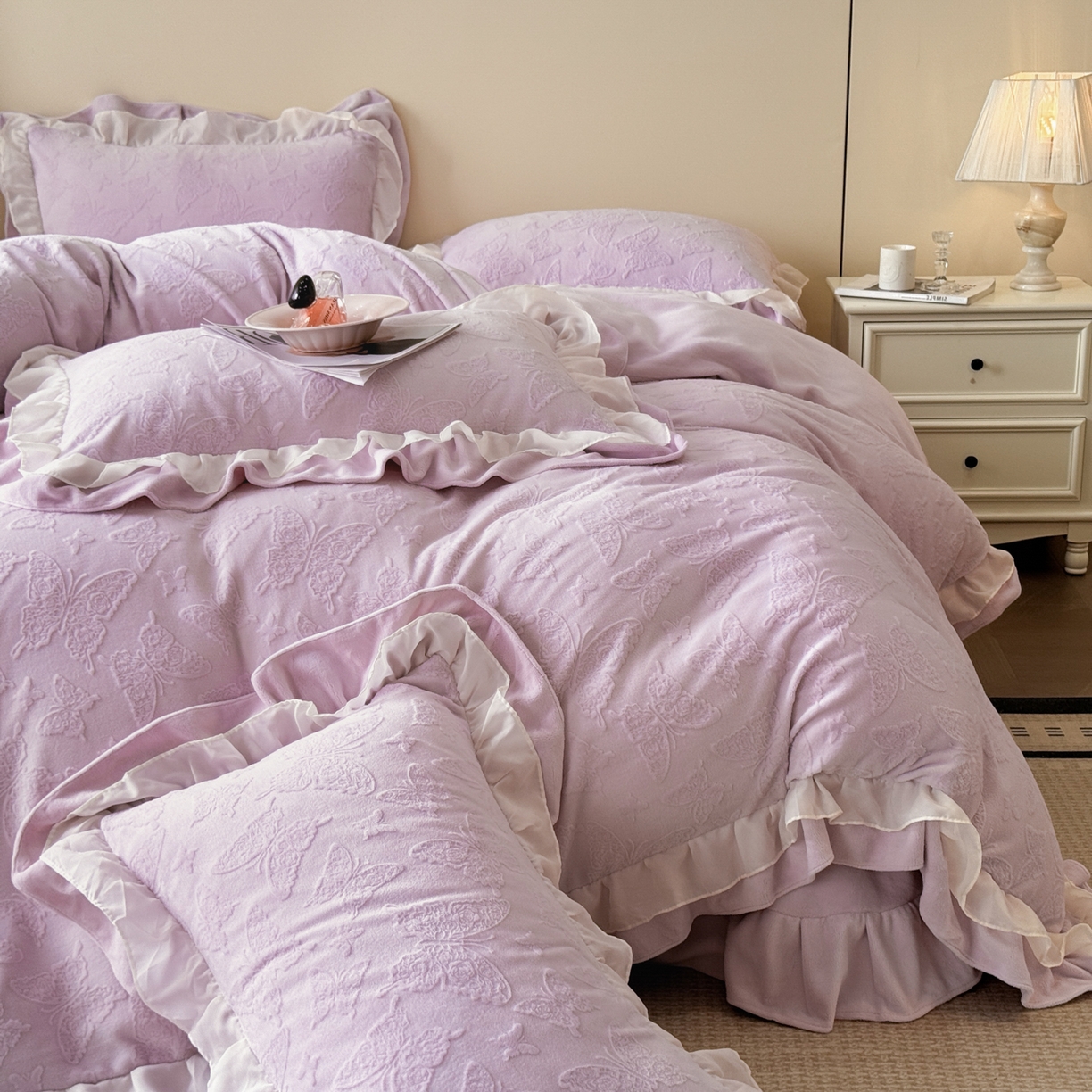 91家纺网 家纺一手货源 找家纺 爱家（原缔乐家纺） 2025新款A类牛奶雕花绒四件套 山茶花-蝴蝶之恋系列 蝴蝶之恋-梦幻紫