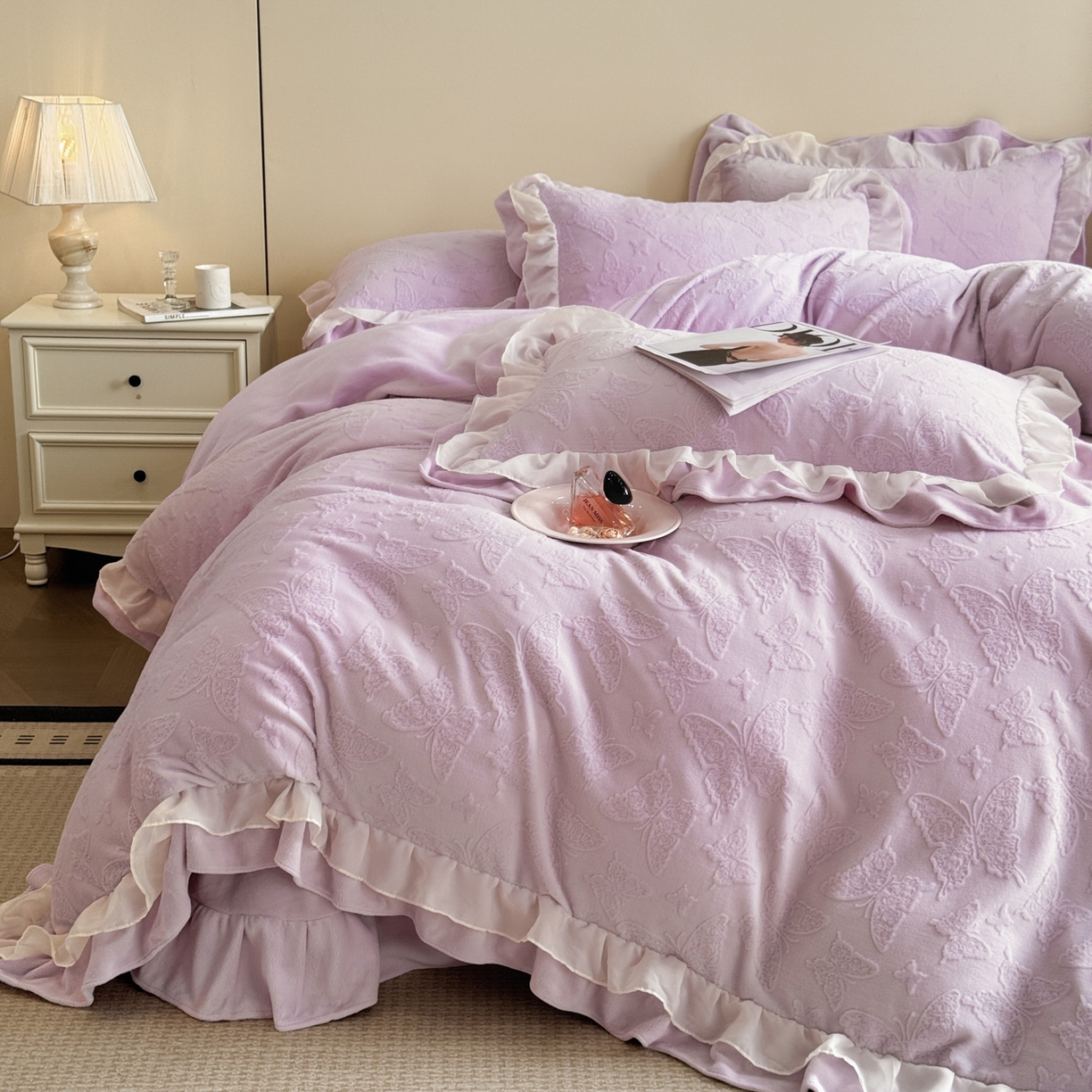 91家纺网 家纺一手货源 找家纺 爱家（原缔乐家纺） 2025新款A类牛奶雕花绒四件套 山茶花-蝴蝶之恋系列 蝴蝶之恋-梦幻紫