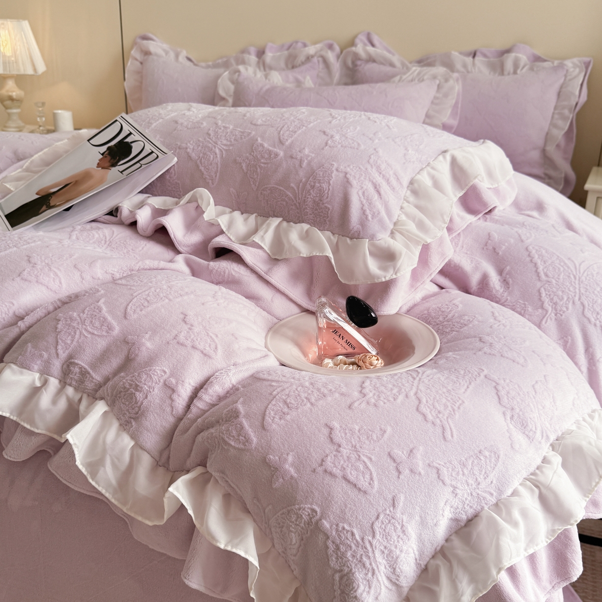 91家纺网 家纺一手货源 找家纺 爱家（原缔乐家纺） 2025新款A类牛奶雕花绒四件套 山茶花-蝴蝶之恋系列 蝴蝶之恋-梦幻紫
