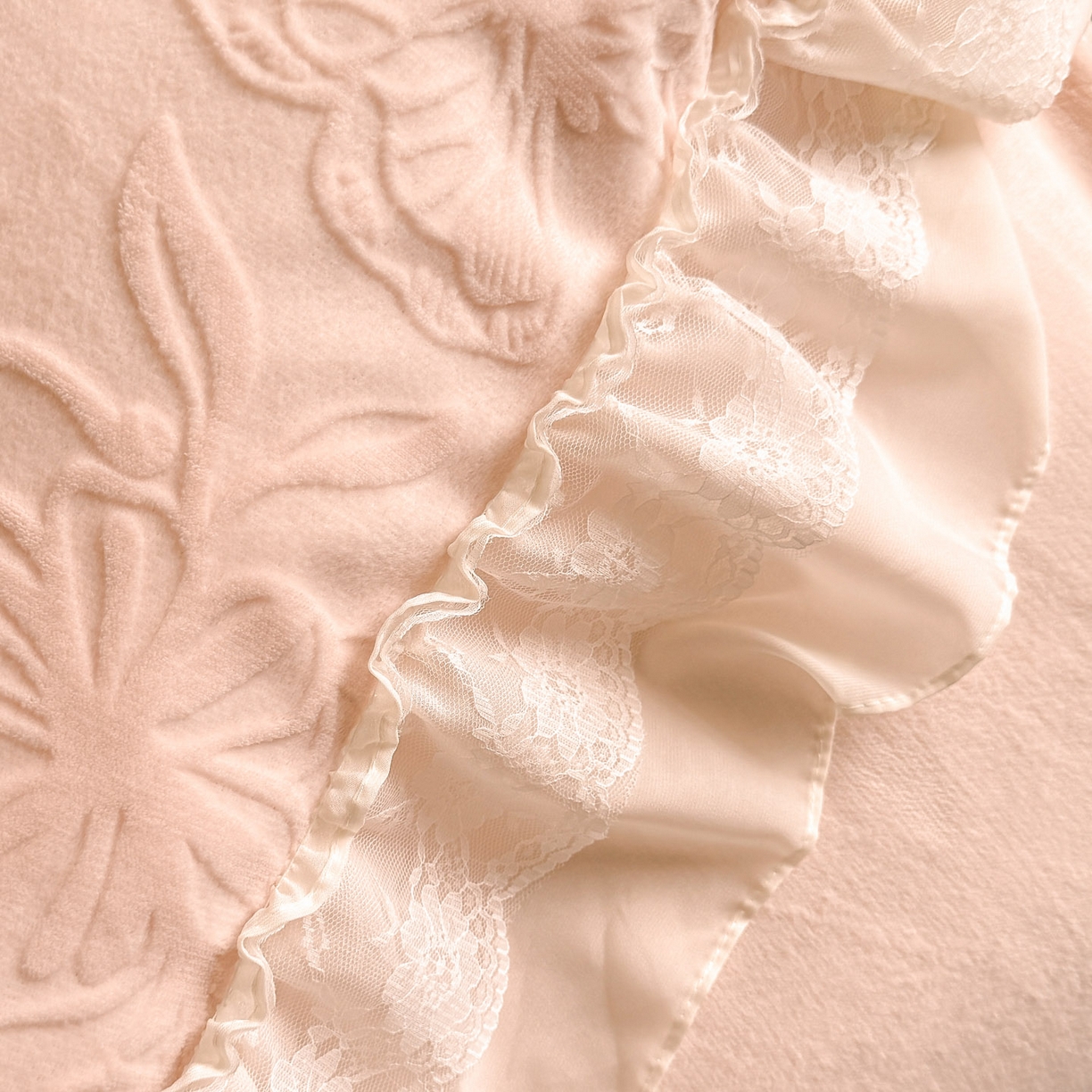 91家纺网 家纺一手货源 找家纺 爱家（原缔乐家纺） 2025新款A类牛奶雕花绒四件套 花野漫屿系列 花野漫屿-公主粉