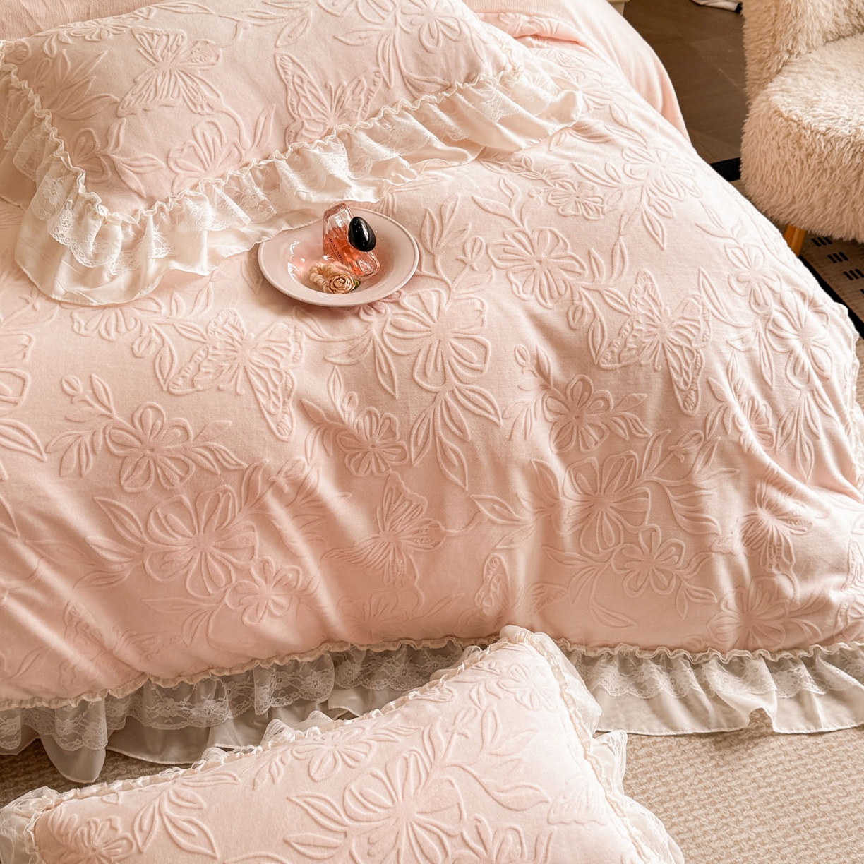 91家纺网 家纺一手货源 找家纺 爱家（原缔乐家纺） 2025新款A类牛奶雕花绒四件套 花野漫屿系列 花野漫屿-公主粉