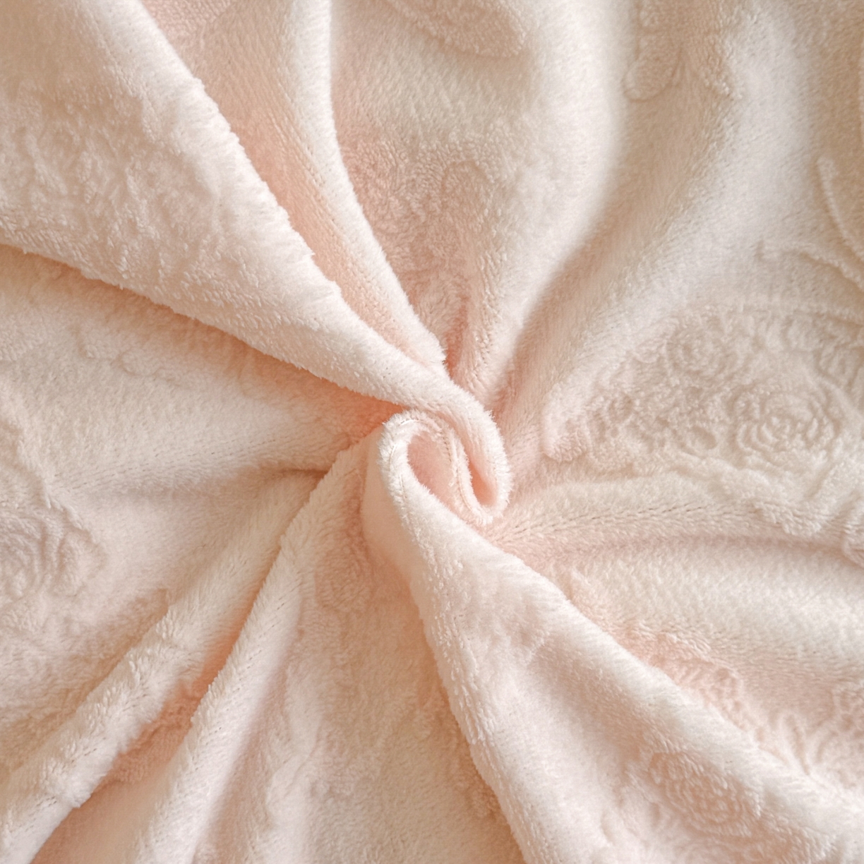 91家纺网 家纺一手货源 找家纺 爱家（原缔乐家纺） 2025新款A类牛奶雕花绒四件套 山茶花-蝴蝶之恋系列 蝴蝶之恋-公主粉