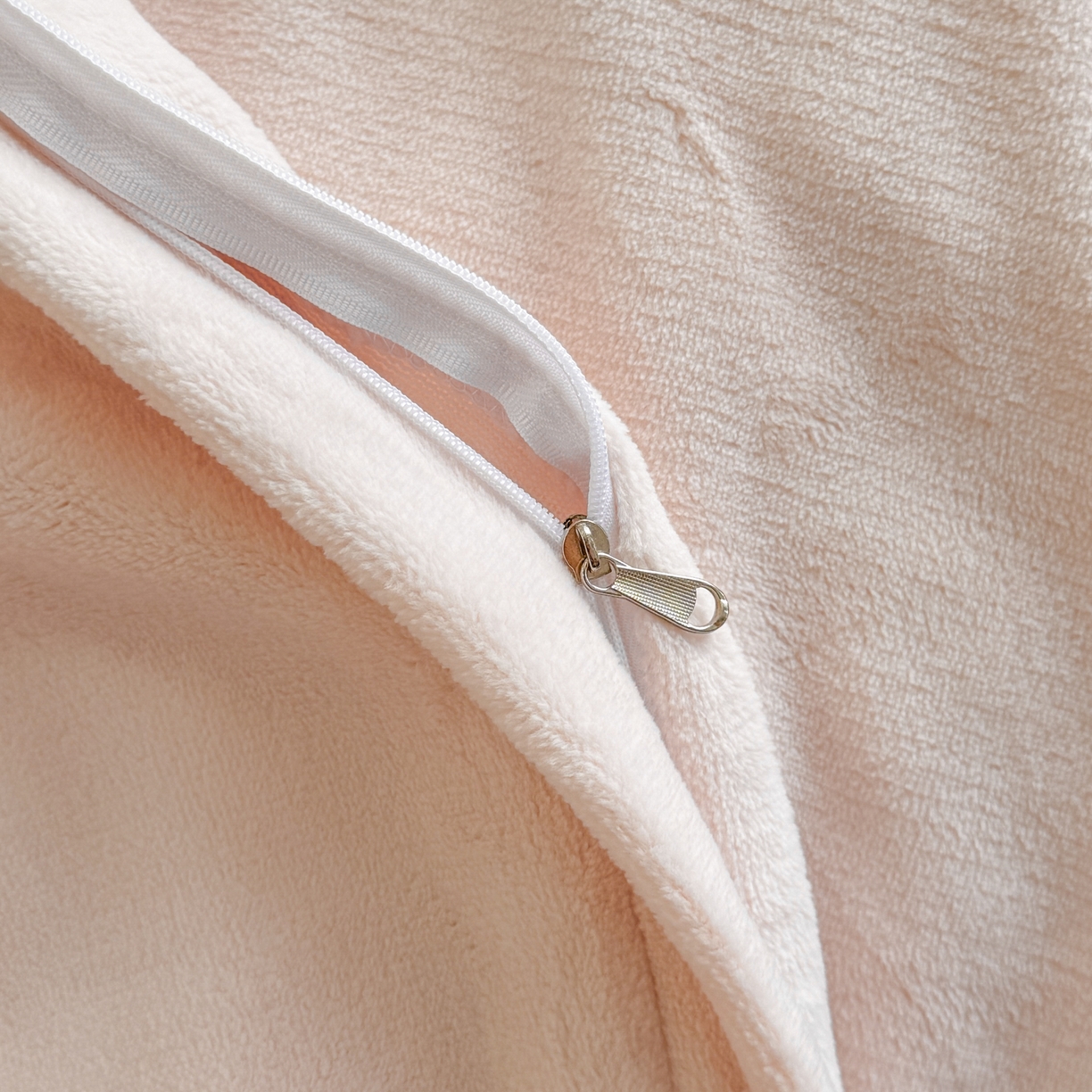 91家纺网 家纺一手货源 找家纺 爱家（原缔乐家纺） 2025新款A类牛奶雕花绒四件套 山茶花-蝴蝶之恋系列 蝴蝶之恋-公主粉