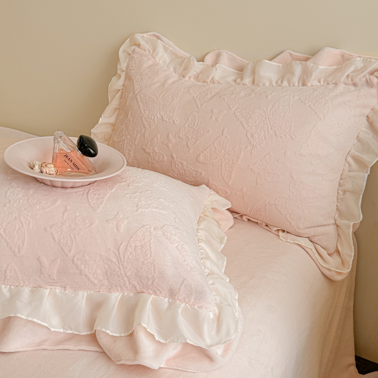 91家纺网 家纺一手货源 找家纺 爱家（原缔乐家纺） 2025新款A类牛奶雕花绒四件套 山茶花-蝴蝶之恋系列 蝴蝶之恋-公主粉