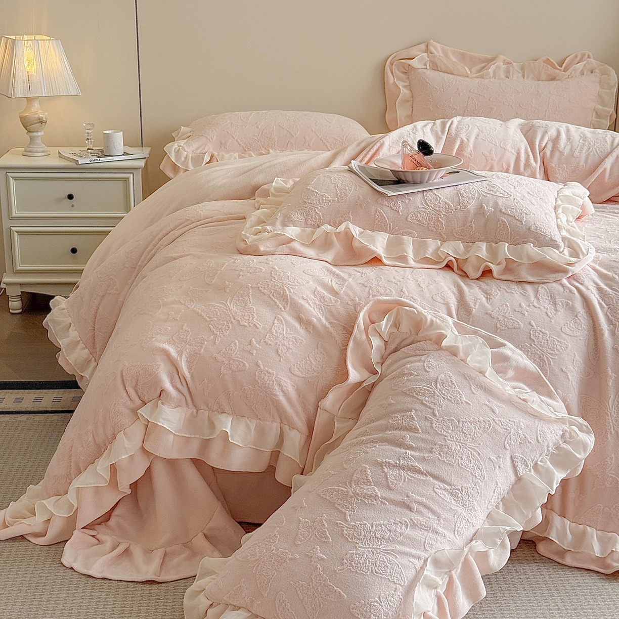 91家纺网 家纺一手货源 找家纺 爱家（原缔乐家纺） 2025新款A类牛奶雕花绒四件套 山茶花-蝴蝶之恋系列 蝴蝶之恋-公主粉