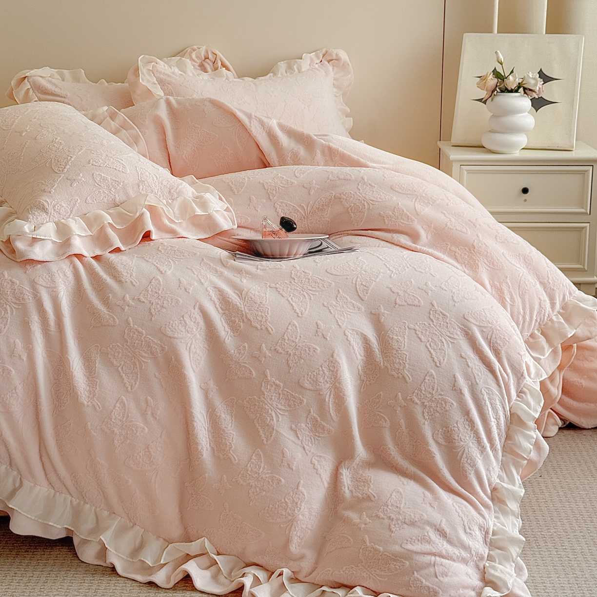 91家纺网 家纺一手货源 找家纺 爱家（原缔乐家纺） 2025新款A类牛奶雕花绒四件套 山茶花-蝴蝶之恋系列 蝴蝶之恋-公主粉