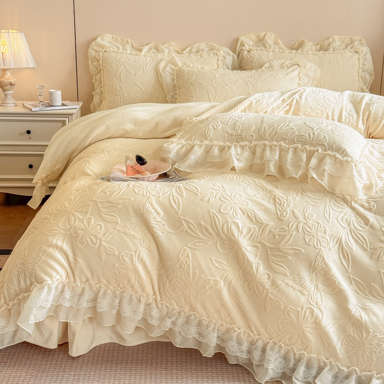 91家纺网 家纺一手货源 找家纺 爱家（原缔乐家纺） 2025新款A类牛奶雕花绒四件套 花野漫屿系列 花野漫屿-奶昔白