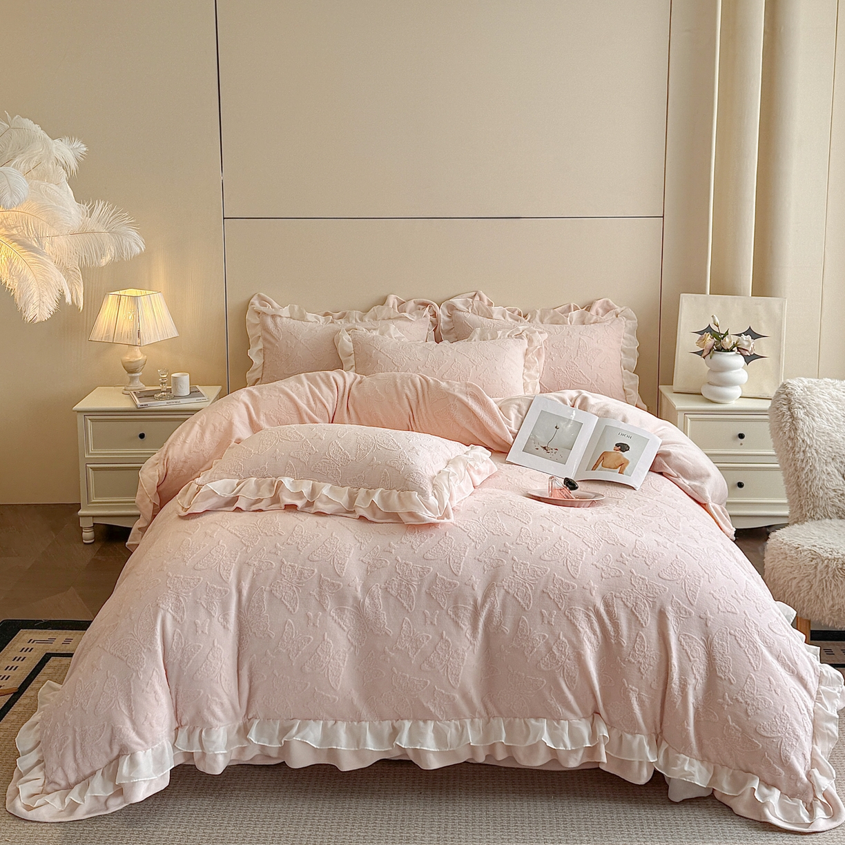 91家纺网 家纺一手货源 找家纺 爱家（原缔乐家纺） 2025新款A类牛奶雕花绒四件套 山茶花-蝴蝶之恋系列 蝴蝶之恋-公主粉