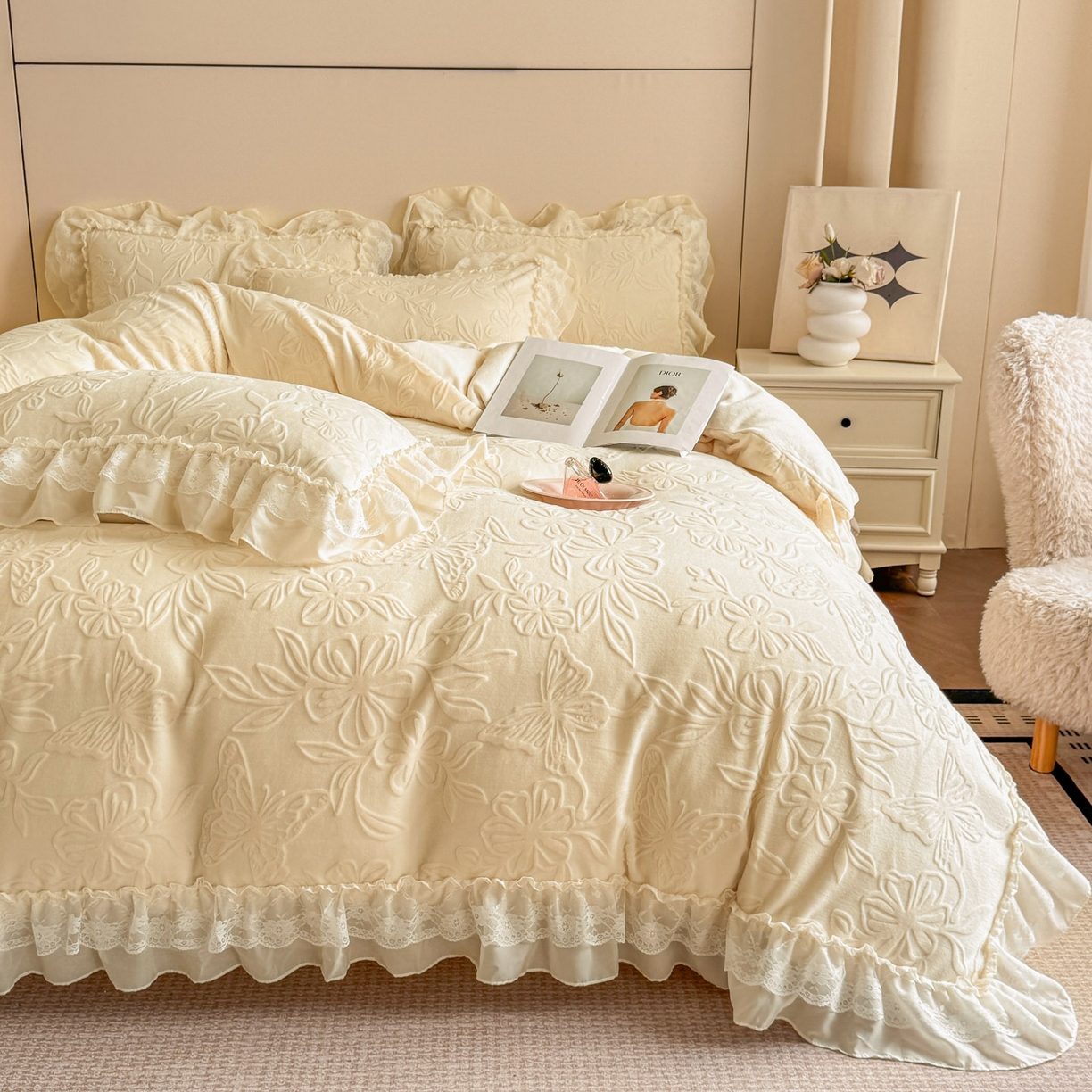 91家纺网 家纺一手货源 找家纺 爱家（原缔乐家纺） 2025新款A类牛奶雕花绒四件套 花野漫屿系列 花野漫屿-奶昔白