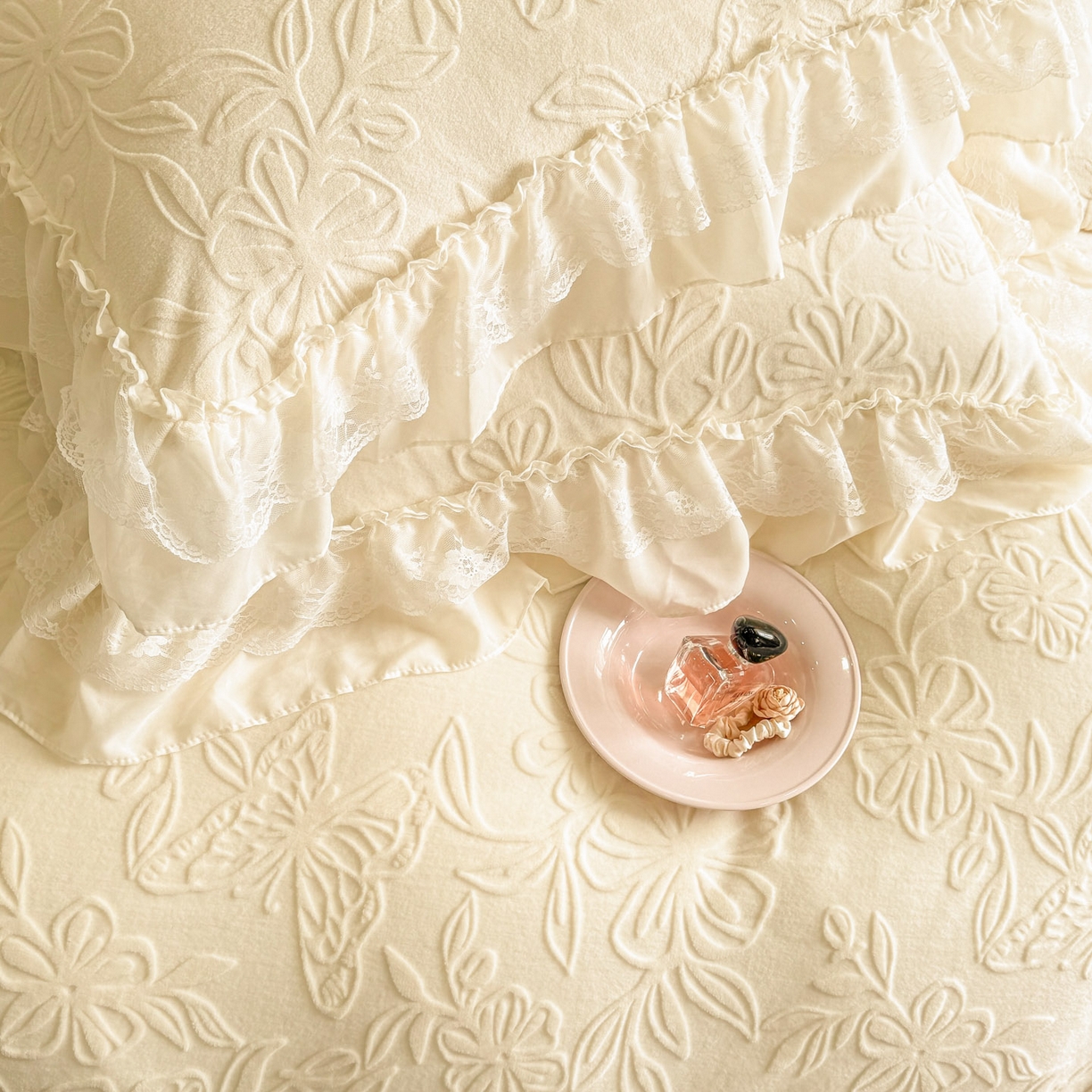 91家纺网 家纺一手货源 找家纺 爱家（原缔乐家纺） 2025新款A类牛奶雕花绒四件套 花野漫屿系列 花野漫屿-奶昔白