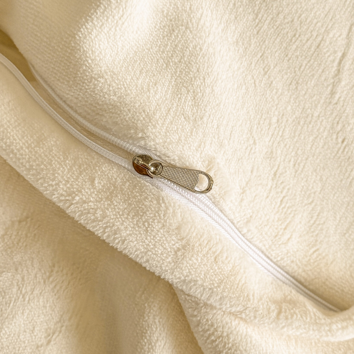 91家纺网 家纺一手货源 找家纺 爱家（原缔乐家纺） 2025新款A类牛奶雕花绒四件套 花野漫屿系列 花野漫屿-奶昔白